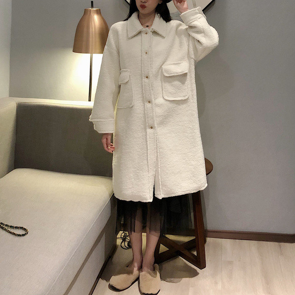 Дълго пухено палто в бял и бежов цвят с копчета