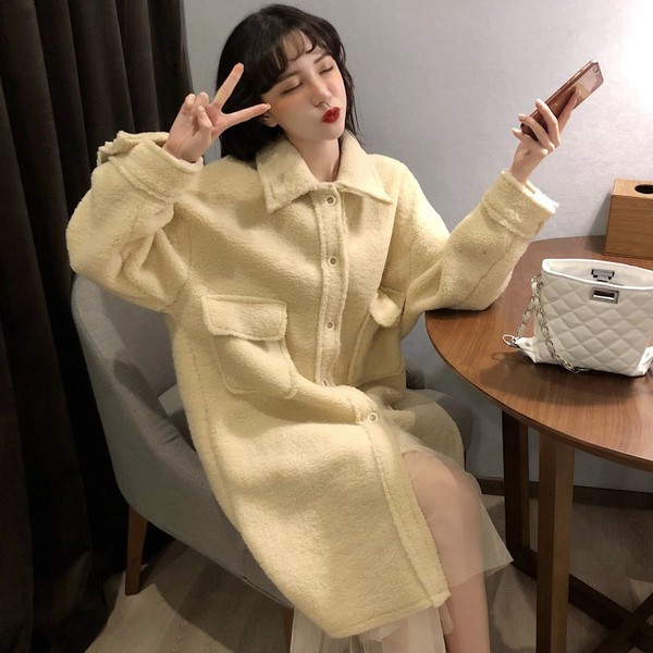 Дълго пухено палто в бял и бежов цвят с копчета