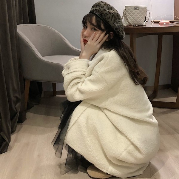 Дълго пухено палто в бял и бежов цвят с копчета