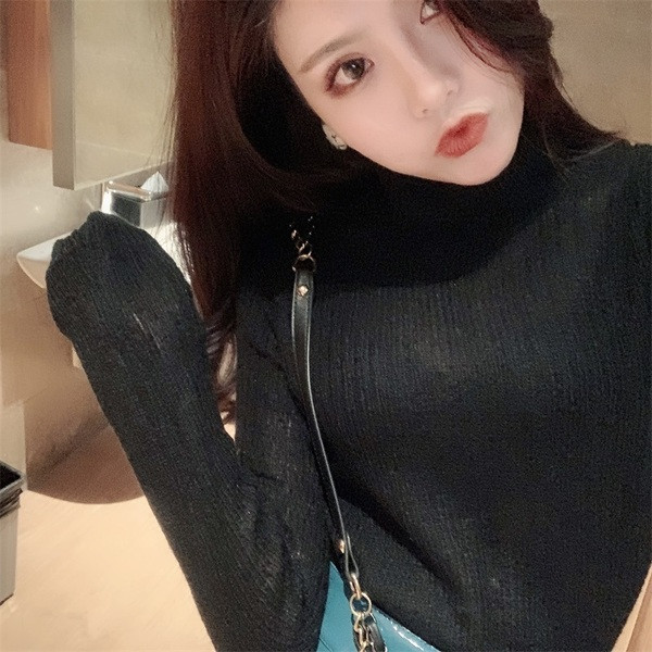 Pulover subțire de damă cu guler polo în alb și negru