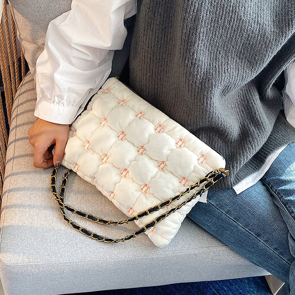 Geanta de dama moderna cu maner lung si fermoar in alb si negru