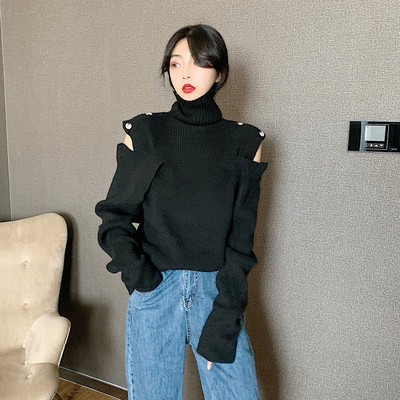 Alkalmi női pulóver magas gallérral, gombokkal és csupasz váll