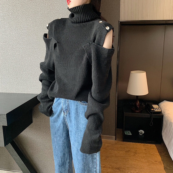 Alkalmi női pulóver magas gallérral, gombokkal és csupasz váll