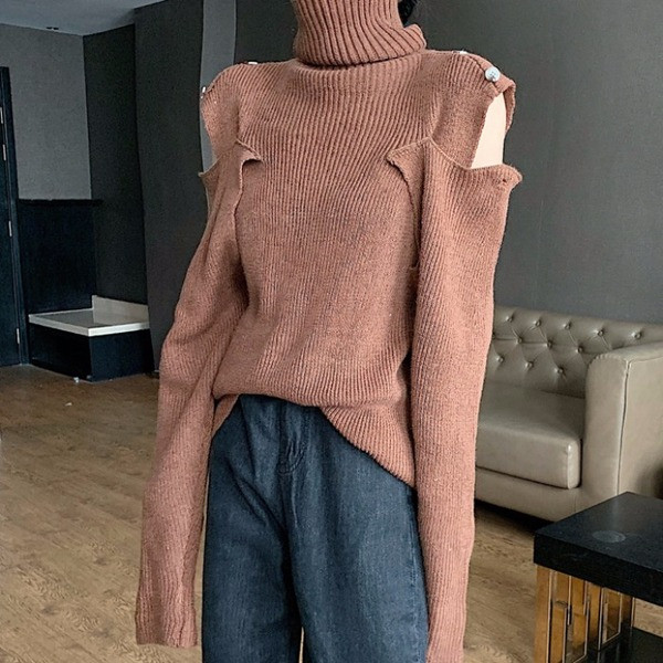 Alkalmi női pulóver magas gallérral, gombokkal és csupasz váll