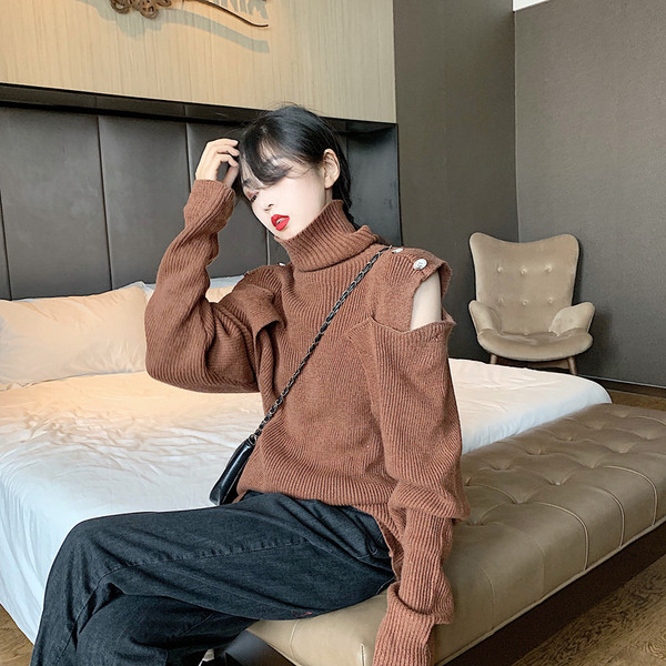 Alkalmi női pulóver magas gallérral, gombokkal és csupasz váll