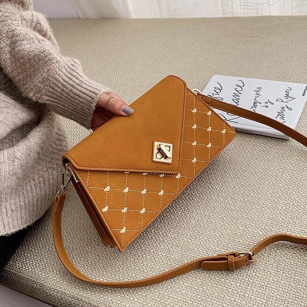 Geanta de dama moderna cu inchidere metalica in patru culori