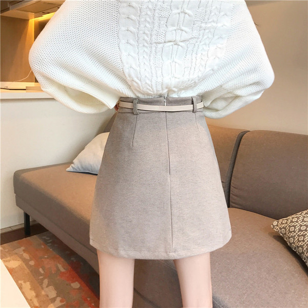 Fusta scurta cu buzunar si curea in bej si negru