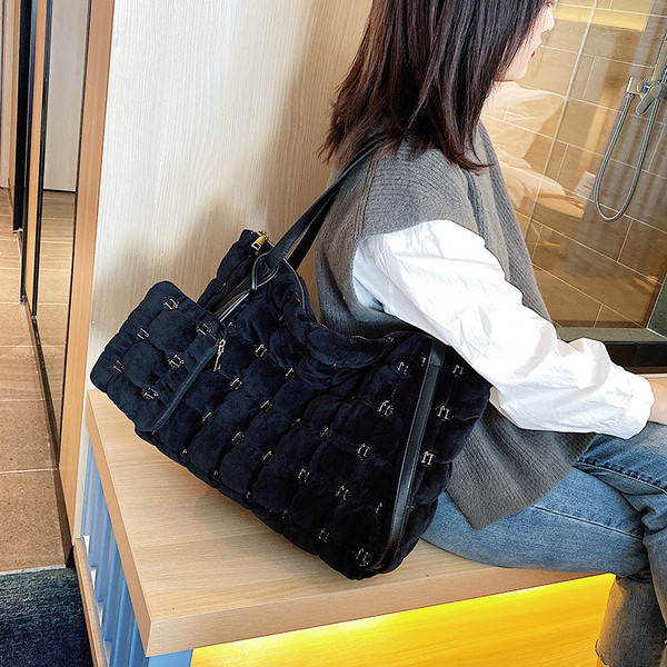 Geanta de dama cu fermoar alb-negru