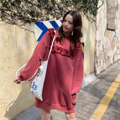 Μοντέρνο γυναικείο φόρεμα με ωοειδές ντεκολτέ και μπούκλες σε τρία χρώματα