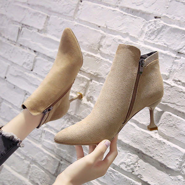 Cizme de dama moderne din piele intoarsa cu toc subtire model ascutit in negru si bej