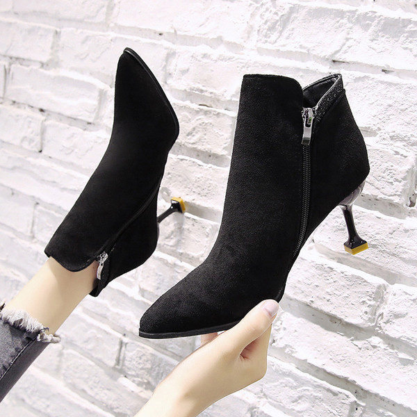 Cizme de dama moderne din piele intoarsa cu toc subtire model ascutit in negru si bej