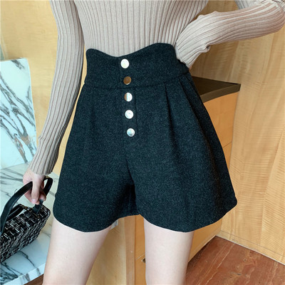 Modern női magas derekú rövidnadrág és gombos fekete és barna színben