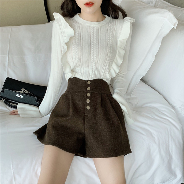 Modern női magas derekú rövidnadrág és gombos fekete és barna színben