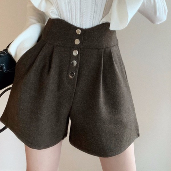 Modern női magas derekú rövidnadrág és gombos fekete és barna színben