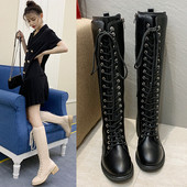 Női bőrcsizma fehér és fekete fűzővel