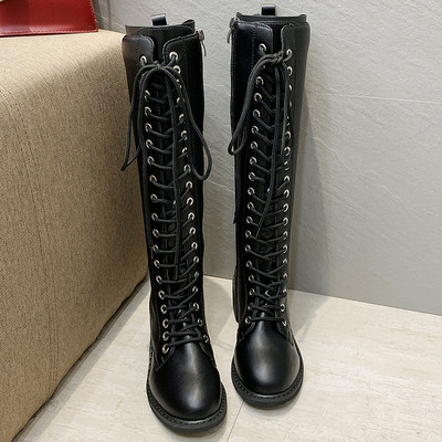 Női bőrcsizma fehér és fekete fűzővel