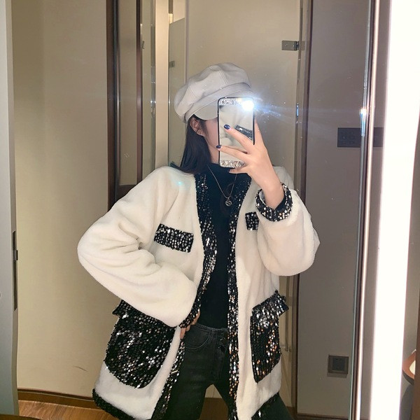Palton de dama modern cu nasturi si paiete in alb
