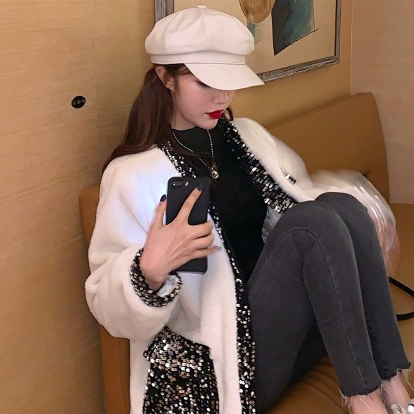 Palton de dama modern cu nasturi si paiete in alb