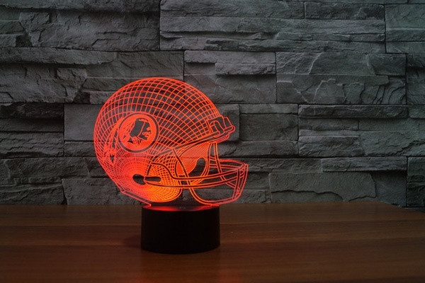 Asztali 3D LED lámpa színtávirányítóval, sisak formájában