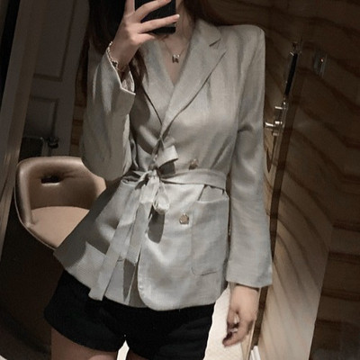 Bézs és rózsaszín női kabát gombokkal és övvel