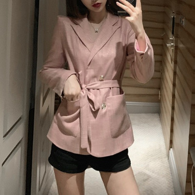 Bézs és rózsaszín női kabát gombokkal és övvel