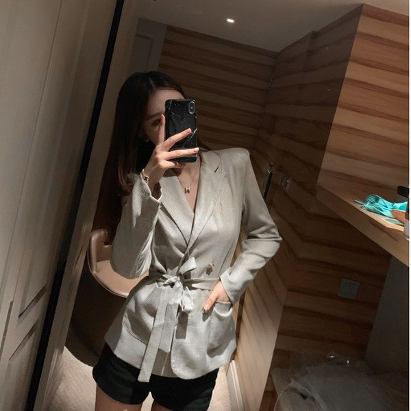 Bézs és rózsaszín női kabát gombokkal és övvel