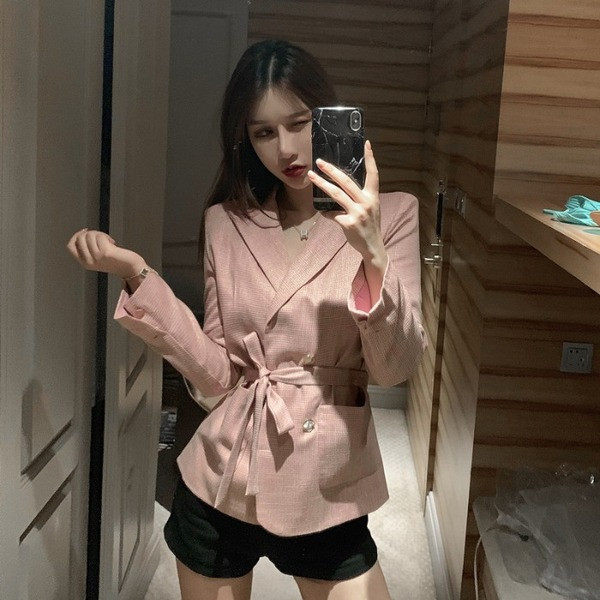 Bézs és rózsaszín női kabát gombokkal és övvel