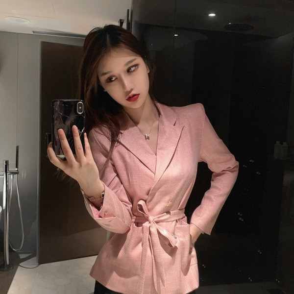 Bézs és rózsaszín női kabát gombokkal és övvel