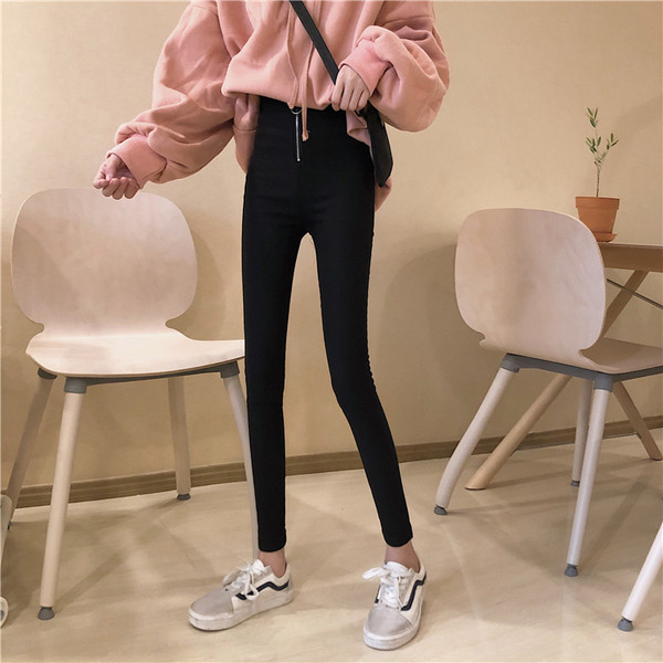 Fekete színű, vastag női cipzáros nadrág