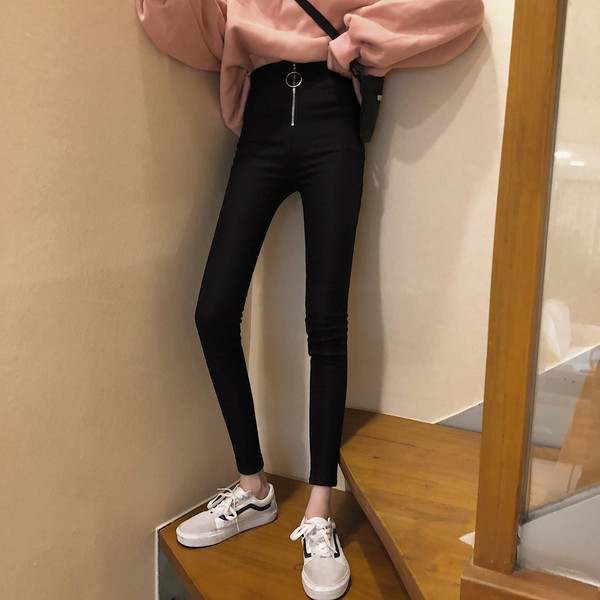 Fekete színű, vastag női cipzáros nadrág