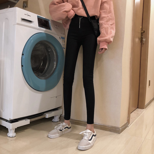 Fekete színű, vastag női cipzáros nadrág