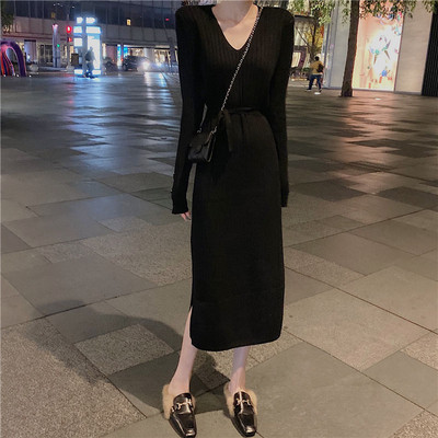 Μακρύ πλεκτό φόρεμα με λαιμόκοψη και ζώνη