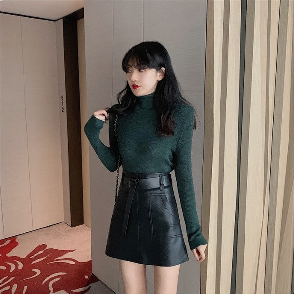 Μικρή έκο δερμάτινη φούστα σε μαύρο χρώμα με ζώνη και τσέπες