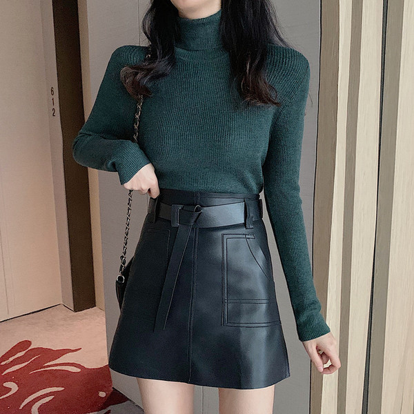 Μικρή έκο δερμάτινη φούστα σε μαύρο χρώμα με ζώνη και τσέπες