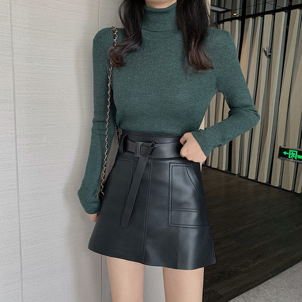 Μικρή έκο δερμάτινη φούστα σε μαύρο χρώμα με ζώνη και τσέπες