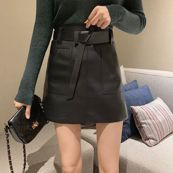 Μικρή έκο δερμάτινη φούστα σε μαύρο χρώμα με ζώνη και τσέπες