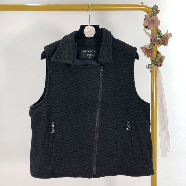 Vesta scurta cu fermoare de culoare neagra