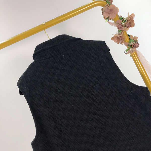 Vesta scurta cu fermoare de culoare neagra