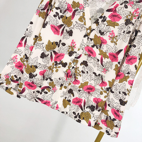 Γυναικείο φαρδύ πουκάμισο με λαιμόκοψη στο άσπρο με floral μοτίβο