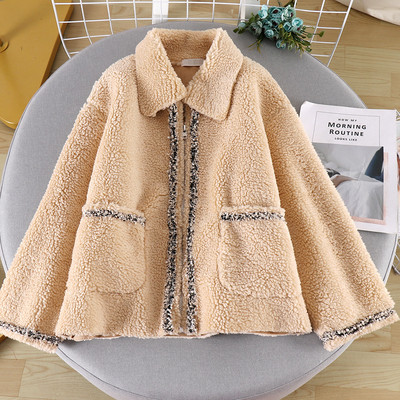 Palton modern de dama cu buzunar si nasturi in alb si bej