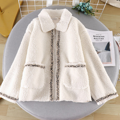 Palton modern de dama cu buzunar si nasturi in alb si bej