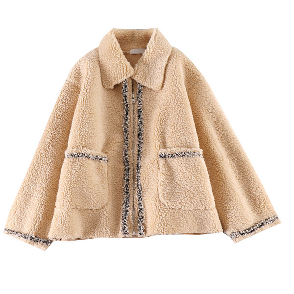 Palton modern de dama cu buzunar si nasturi in alb si bej