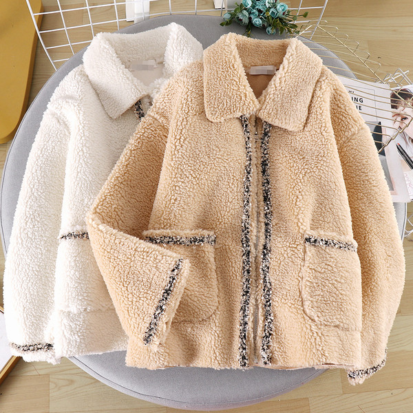 Palton modern de dama cu buzunar si nasturi in alb si bej