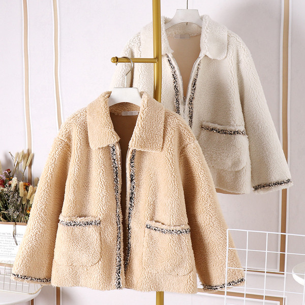 Palton modern de dama cu buzunar si nasturi in alb si bej