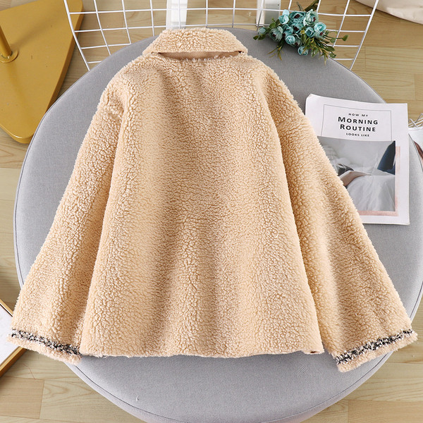 Palton modern de dama cu buzunar si nasturi in alb si bej