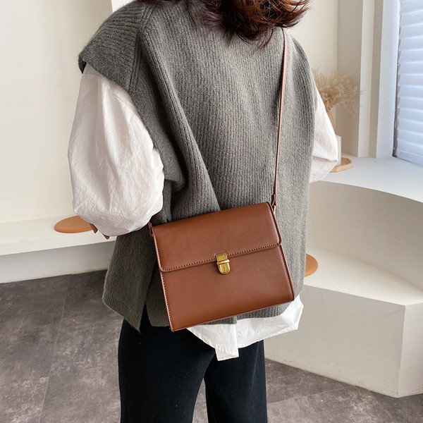 Geanta de dama eleganta cu inchidere metalica in patru culori