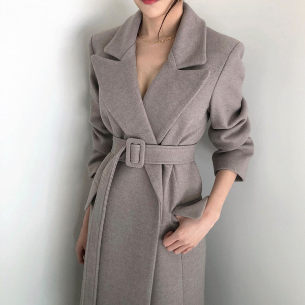 Stílusos női kabát derekán övvel, fekete és szürke színben