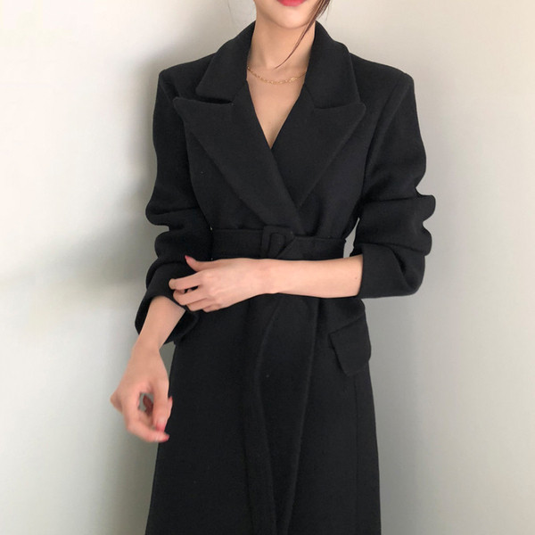 Stílusos női kabát derekán övvel, fekete és szürke színben