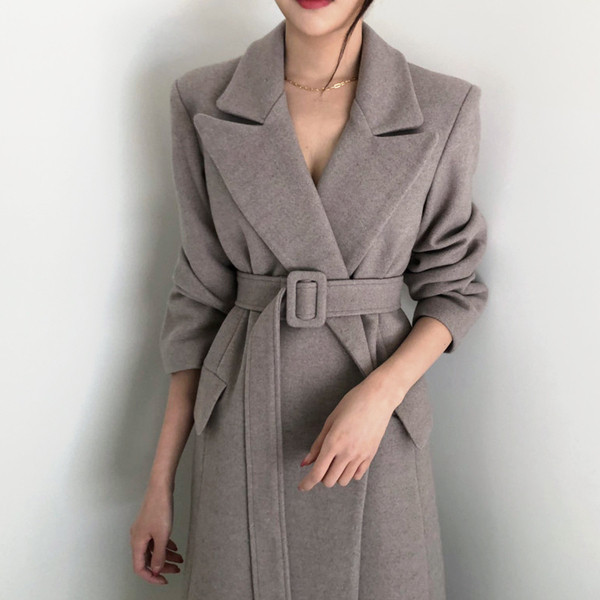 Stílusos női kabát derekán övvel, fekete és szürke színben