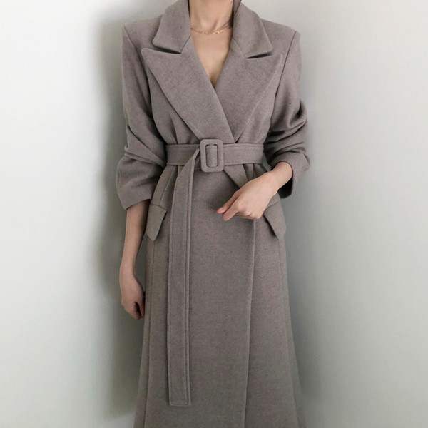 Stílusos női kabát derekán övvel, fekete és szürke színben